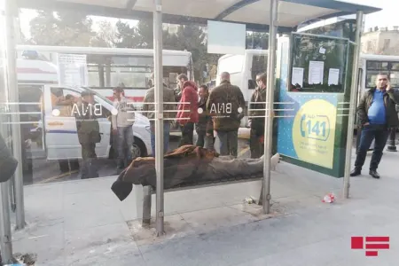 Bakıda sərnişin dayanacaqda - ÖLDÜ - FOTO