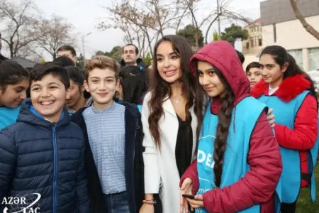 Leyla Əliyeva abadlaşdırılan növbəti həyətin açılışında - -FOTOLAR