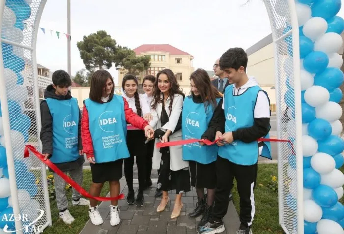 Leyla Əliyeva abadlaşdırılan növbəti həyətin açılışında - -FOTOLAR