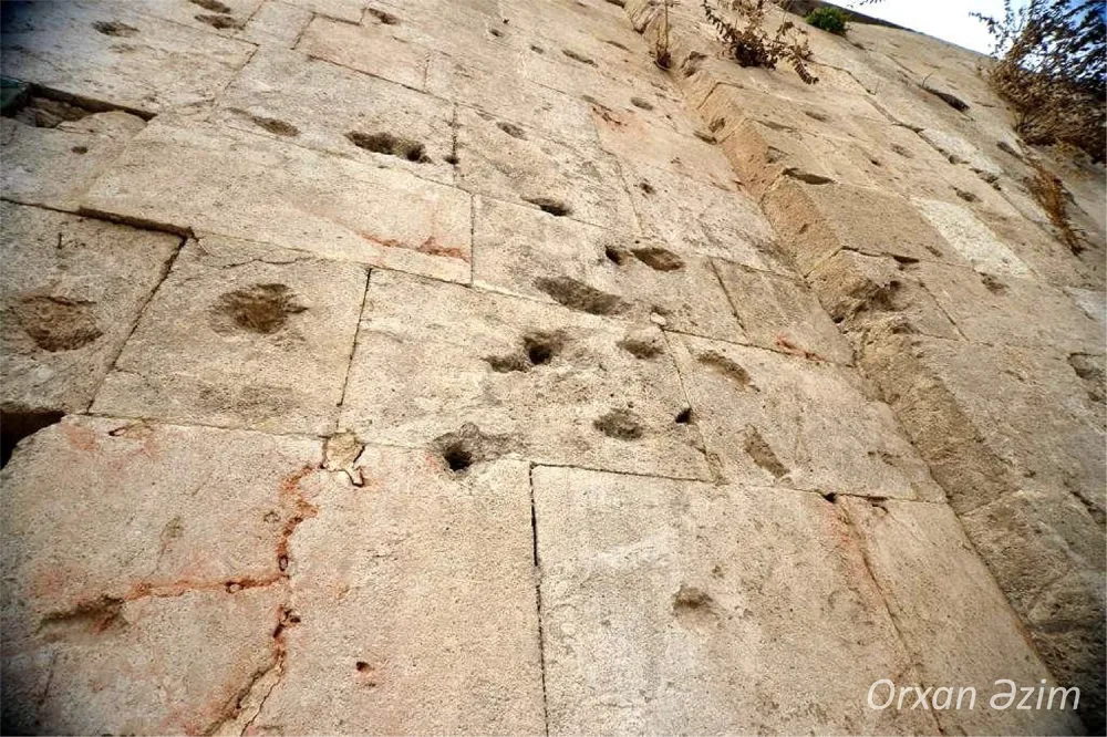 Azərbaycanlı fotoqraf Nəsiminin məzarını ziyarət etdi - FOTO