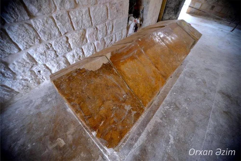 Azərbaycanlı fotoqraf Nəsiminin məzarını ziyarət etdi - FOTO