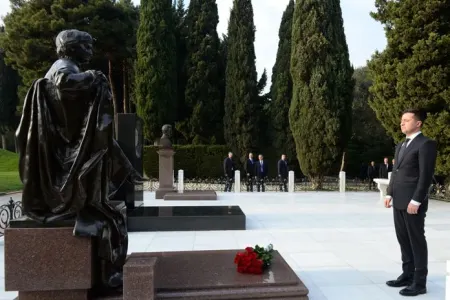 Vladimir Zelenski Heydər Əliyevin məzarını ziyarət edib - FOTO