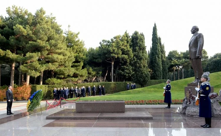 Vladimir Zelenski Heydər Əliyevin məzarını ziyarət edib - FOTO