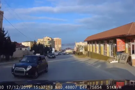 Bakıda dövlət nömrə nişanı olmayan “avtoş taksi” peyda olub - VİDEO