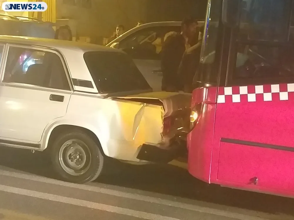 Bakıda sərnişin avtobusu qəzaya uğradı - FOTOLAR