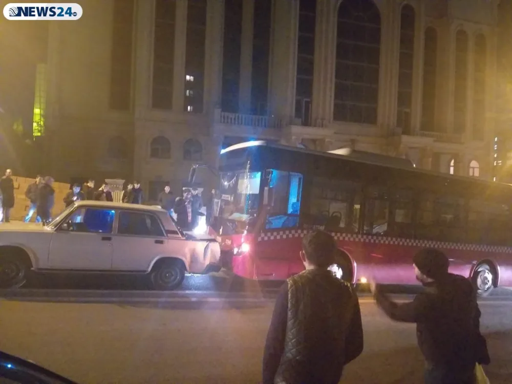 Bakıda sərnişin avtobusu qəzaya uğradı - FOTOLAR