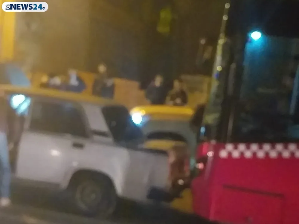 Bakıda sərnişin avtobusu qəzaya uğradı - FOTOLAR