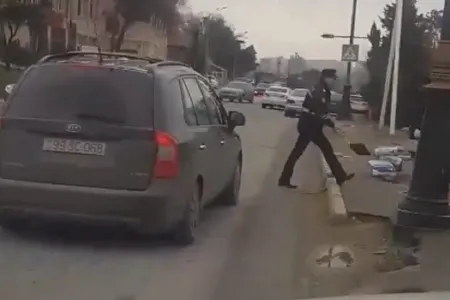 Bakıda yol polisi bu hərəkəti ilə hər kəsi təəccübləndirdi - VİDEO