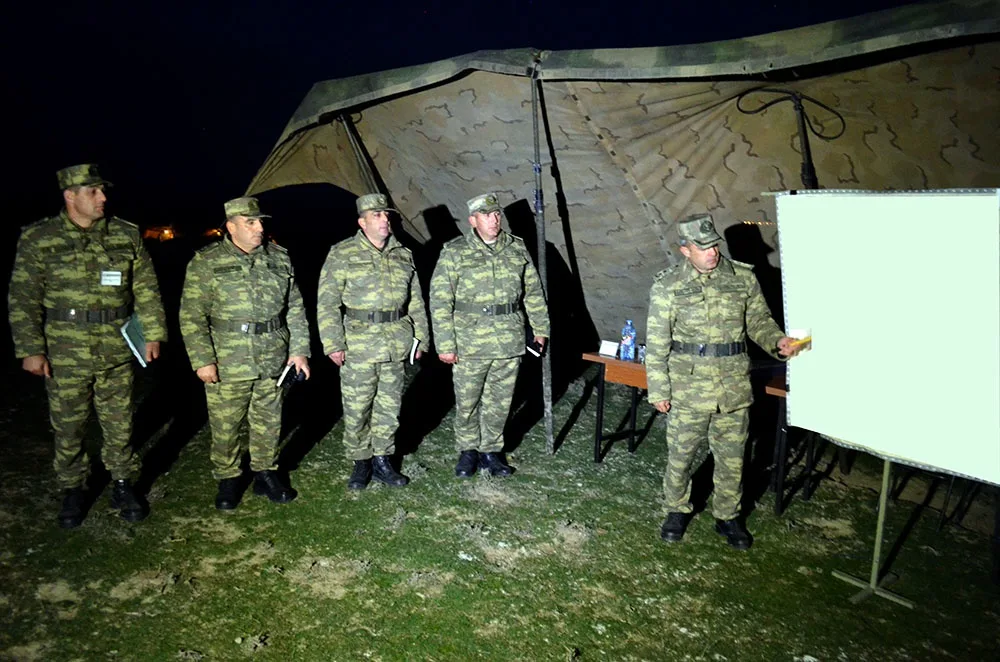 Azərbaycan hərbçiləri gecə təlimi zamanı döyüş atışlarını icra ediblər - FOTO