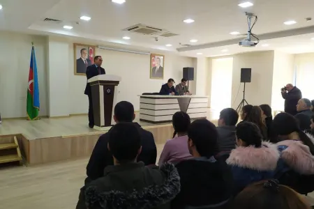 Ombudsmanın Gəncə Regional Mərkəzinin rəhbəri - ilk dəfə səs verəcək gənclərlə görüşdü