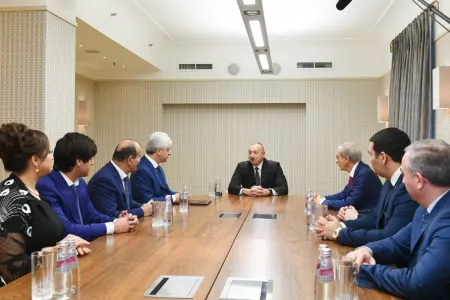 İlham Əliyev Sankt-Peterburqda fəaliyyət göstərən Azərbaycan diaspor təşkilatlarının - RƏHBƏRLƏRİ İLƏ GÖRÜŞDÜ