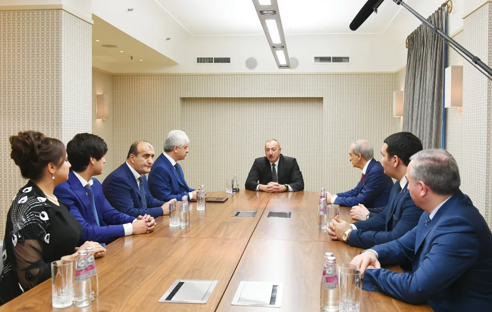 İlham Əliyev Sankt-Peterburqda fəaliyyət göstərən Azərbaycan diaspor təşkilatlarının - RƏHBƏRLƏRİ İLƏ GÖRÜŞDÜ