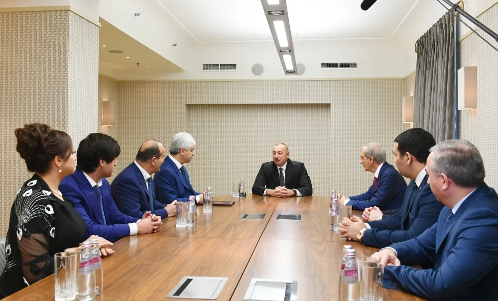İlham Əliyev Sankt-Peterburqda fəaliyyət göstərən Azərbaycan diaspor təşkilatlarının - RƏHBƏRLƏRİ İLƏ GÖRÜŞDÜ