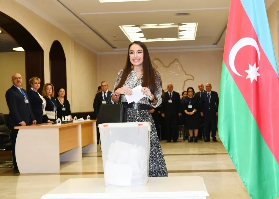 Prezident və ailə üzvləri SƏS VERDİ - FOTO - VİDEO -YENİLƏNDİ