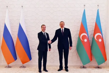 Medvedev Azərbaycan Prezidentini TƏBRİK ETDİ