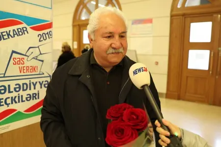 Səsverməyə gül-çiçəklə gələn seçici: - “Seçki mənim üçün bayramdır” - VİDEOREPORTAJ - FOTOLAR