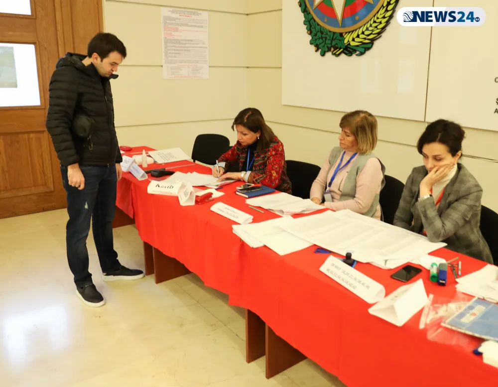 Səsverməyə gül-çiçəklə gələn seçici: - “Seçki mənim üçün bayramdır” - VİDEOREPORTAJ - FOTOLAR