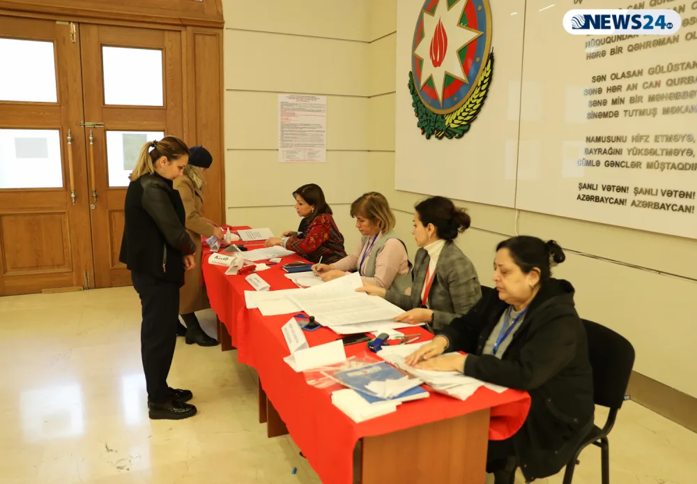 Səsverməyə gül-çiçəklə gələn seçici: - “Seçki mənim üçün bayramdır” - VİDEOREPORTAJ - FOTOLAR