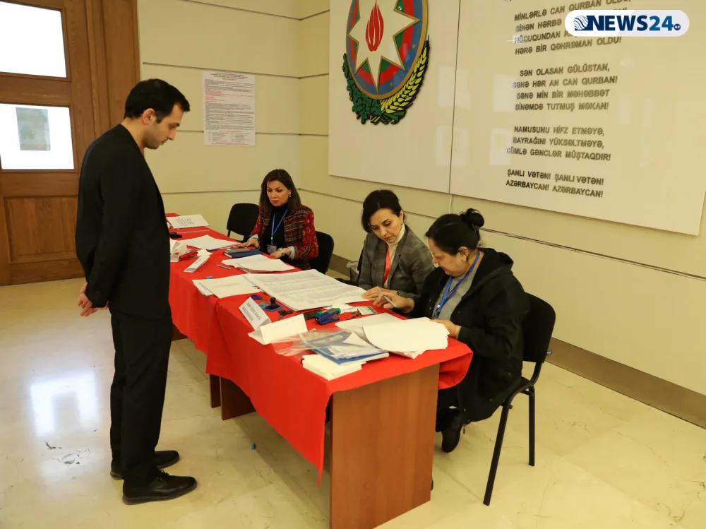 Səsverməyə gül-çiçəklə gələn seçici: - “Seçki mənim üçün bayramdır” - VİDEOREPORTAJ - FOTOLAR