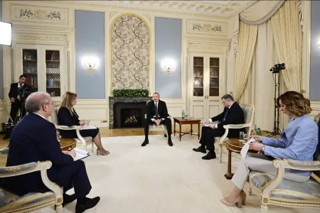 "Mən mətbuatdan bir çox şeyləri öyrənirəm, çünki sərf etmir o adamlara məruzə etmək"