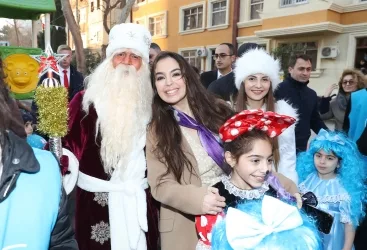 Leyla Əliyeva “Bizim həyət” layihəsi çərçivəsində abadlaşdırılan növbəti həyətin açılışında iştirak edib