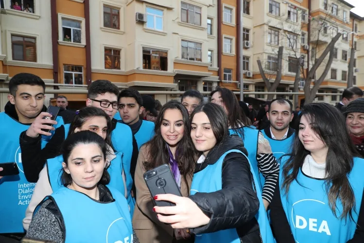 Leyla Əliyeva “Bizim həyət” layihəsi çərçivəsində abadlaşdırılan növbəti həyətin açılışında iştirak edib