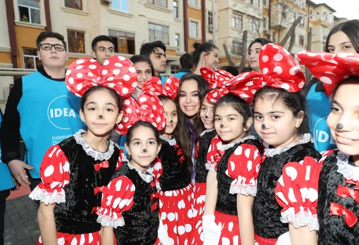 Leyla Əliyeva “Bizim həyət” layihəsi çərçivəsində abadlaşdırılan növbəti həyətin açılışında iştirak edib