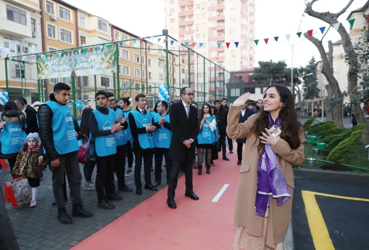 Leyla Əliyeva “Bizim həyət” layihəsi çərçivəsində abadlaşdırılan növbəti həyətin açılışında iştirak edib