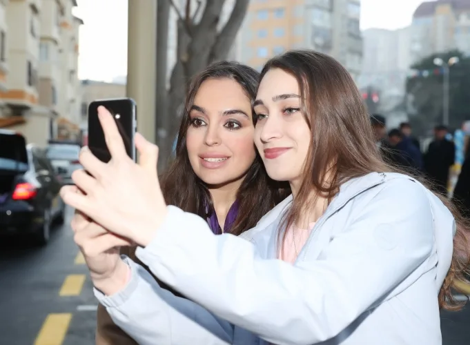 Leyla Əliyeva “Bizim həyət” layihəsi çərçivəsində abadlaşdırılan növbəti həyətin açılışında iştirak edib