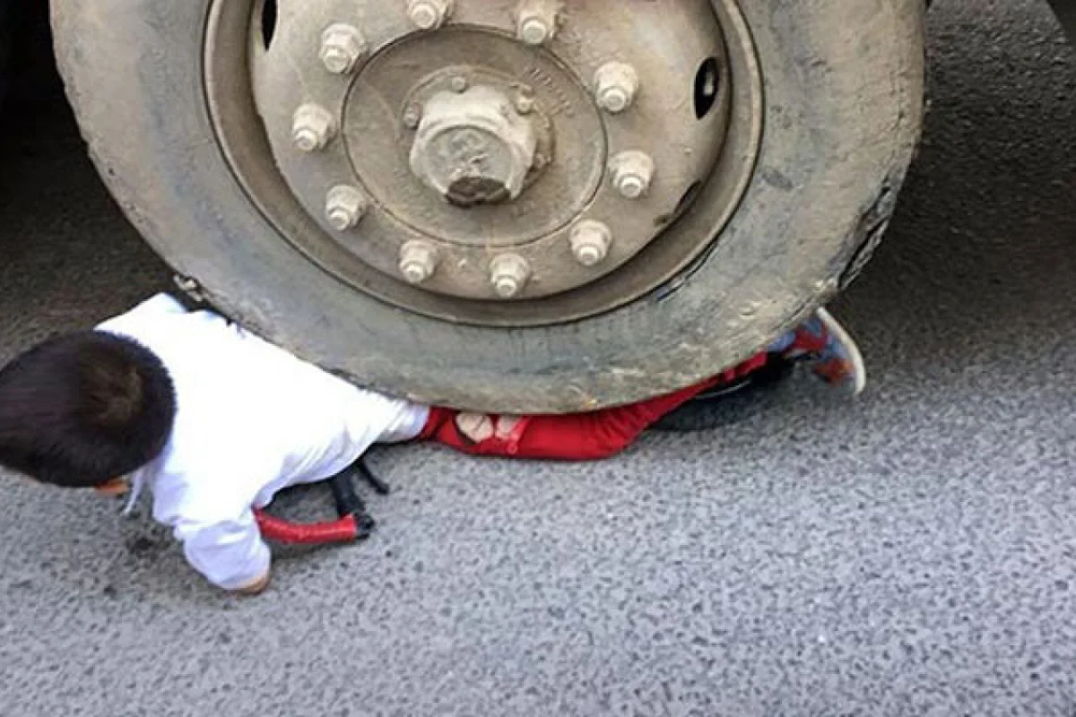 Bakıda dəhşətli hadisə: - “KamAZ” azyaşlının üstündən keçdi