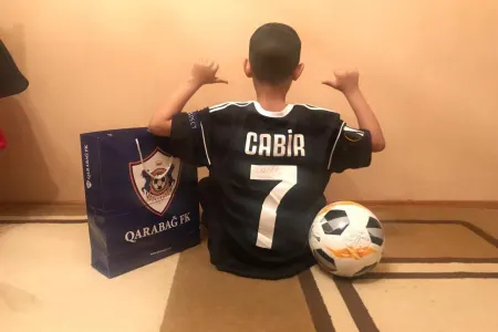 Qurban Qurbanov balaca fanatına - BÖYÜK SÜRPRİZ ETDİ - FOTOLAR - VİDEO