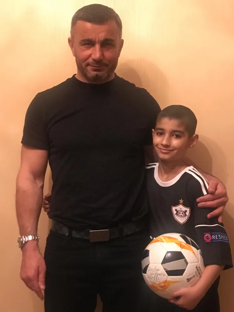 Qurban Qurbanov balaca fanatına - BÖYÜK SÜRPRİZ ETDİ - FOTOLAR - VİDEO