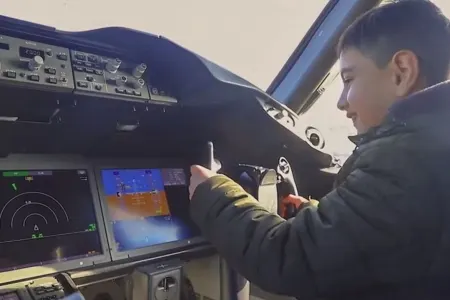 AZAL-a məktub yazan balaca Murad pilot kabinəsində - VİDEO