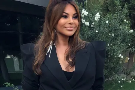 Aygün Kazımova nazirin qarşısında: - "Mənə elə baxma" - VİDEO