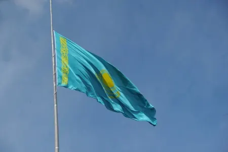 Sabah Qazaxıstanın Azərbaycandakı səfirliyində bayraqlar - YARIYA QƏDƏR ENDİRİLƏCƏK