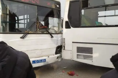 Bakıda AĞIR QƏZA – - 2 marşrut avtobusu BELƏ TOQQUŞDU