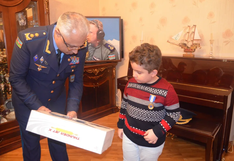 “Şücaətə görə” medalı hərbi pilot Rəşad Atakişiyevin ailəsinə - TƏQDİM OLUNDU - FOTO