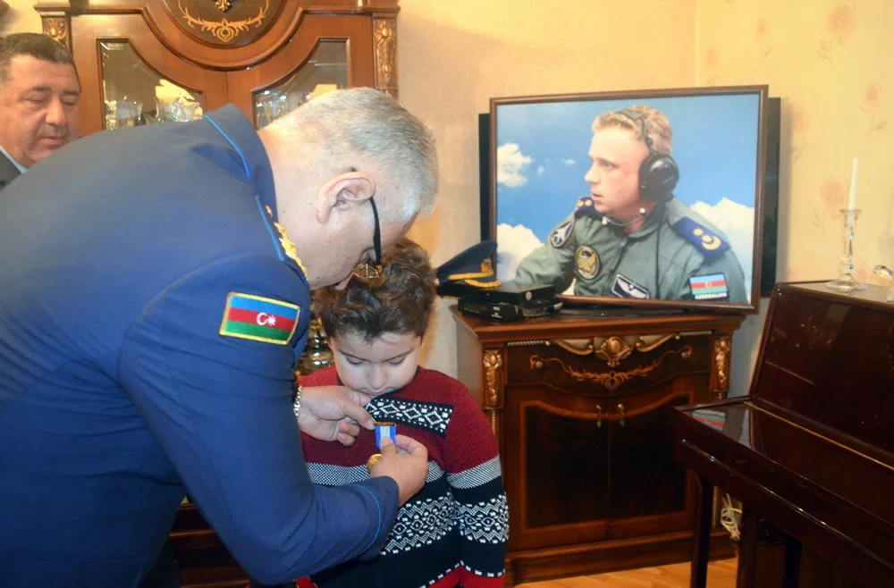 “Şücaətə görə” medalı hərbi pilot Rəşad Atakişiyevin ailəsinə - TƏQDİM OLUNDU - FOTO