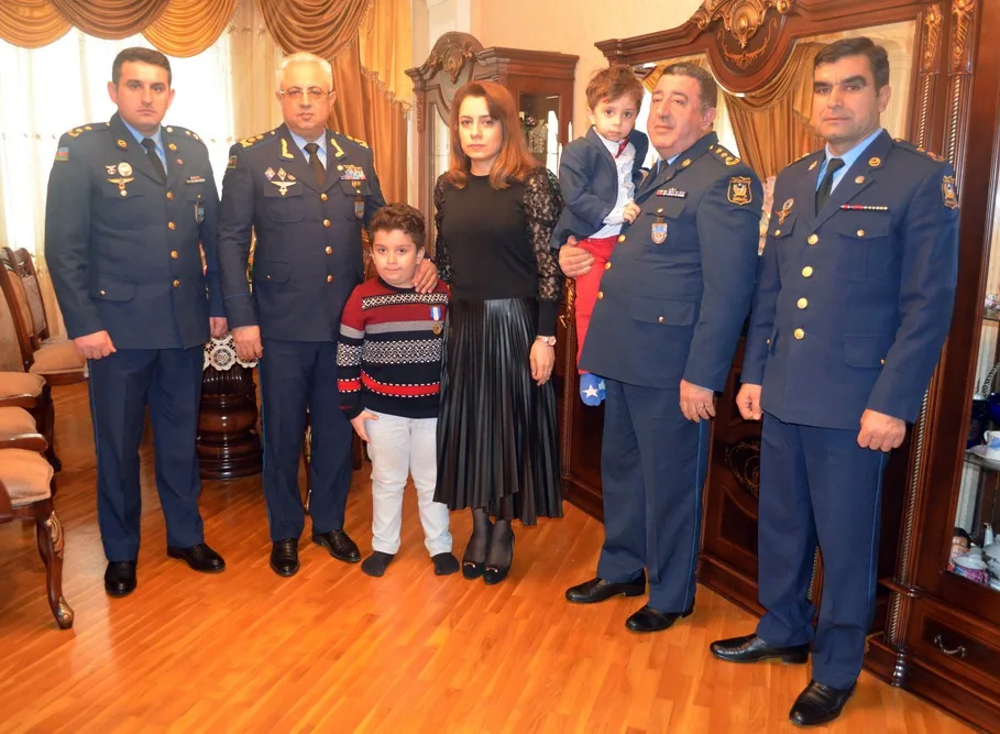 “Şücaətə görə” medalı hərbi pilot Rəşad Atakişiyevin ailəsinə - TƏQDİM OLUNDU - FOTO
