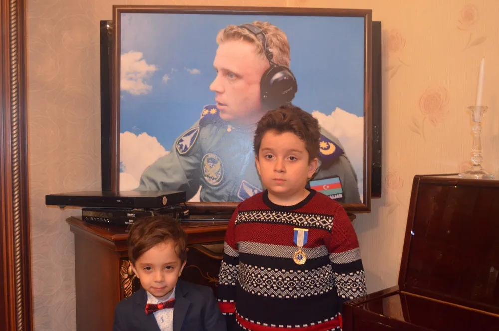 “Şücaətə görə” medalı hərbi pilot Rəşad Atakişiyevin ailəsinə - TƏQDİM OLUNDU - FOTO