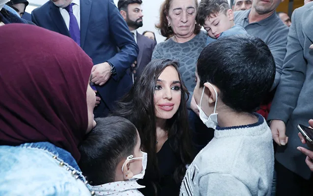 Leyla Əliyeva uşaqları sevindirdi - -FOTOLAR