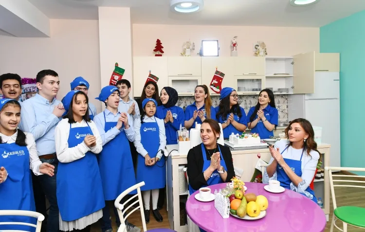 Birinci vitse-prezident autizm sindromlu uşaqlarla keks bişirdi - -FOTOLAR