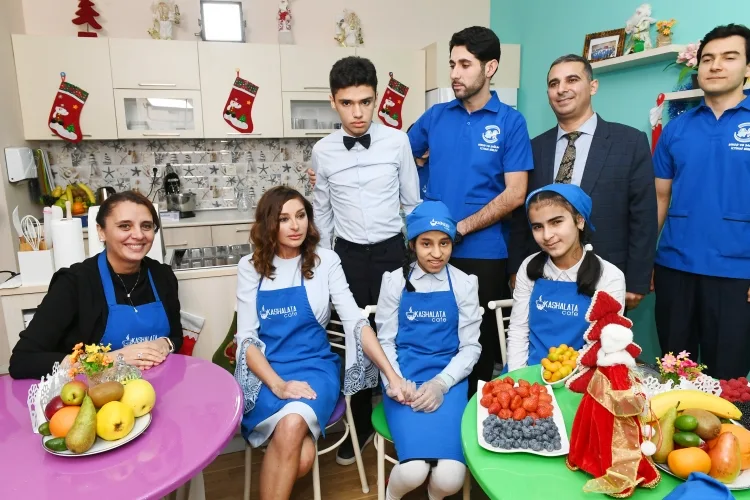Birinci vitse-prezident autizm sindromlu uşaqlarla keks bişirdi - -FOTOLAR
