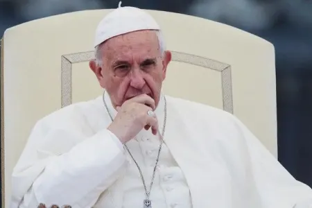 Roma papasından kobud rəftar - yeni il şənliyində qadını vurdu