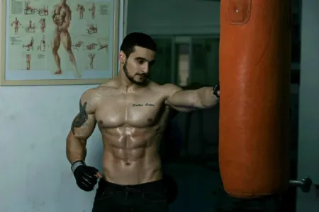 Vəfat edən fitness müəllimi - vaxtilə erməni bayrağını yandırdığı üçün Dubayda həbs olunubmuş