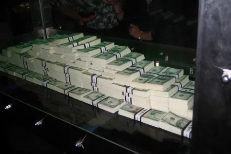 Bakıda evdən 21 min - DOLLAR OĞURLANDI