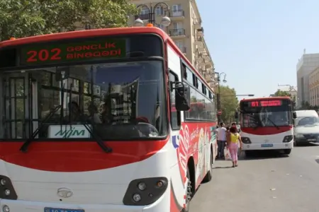 Bakıda avtobusla yük maşını toqquşdu - sərnişinlər xəsarət aldı