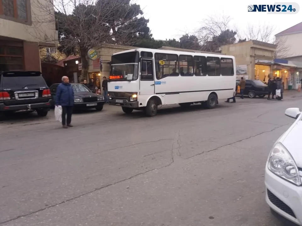 BNA-dan növbəti biabırçılıq – İri avtobusları çıxarıb yerinə balacaları buraxdılar - FOTO