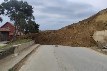 Badamdar şossesində yenidən torpaq sürüşməsi baş verdi - FOTOLAR