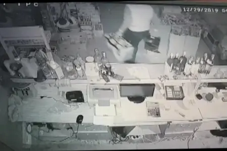 Narkotacirin marketdən oğurluğu anbaan - KAMERAYA DÜŞDÜ - FOTO - VİDEO